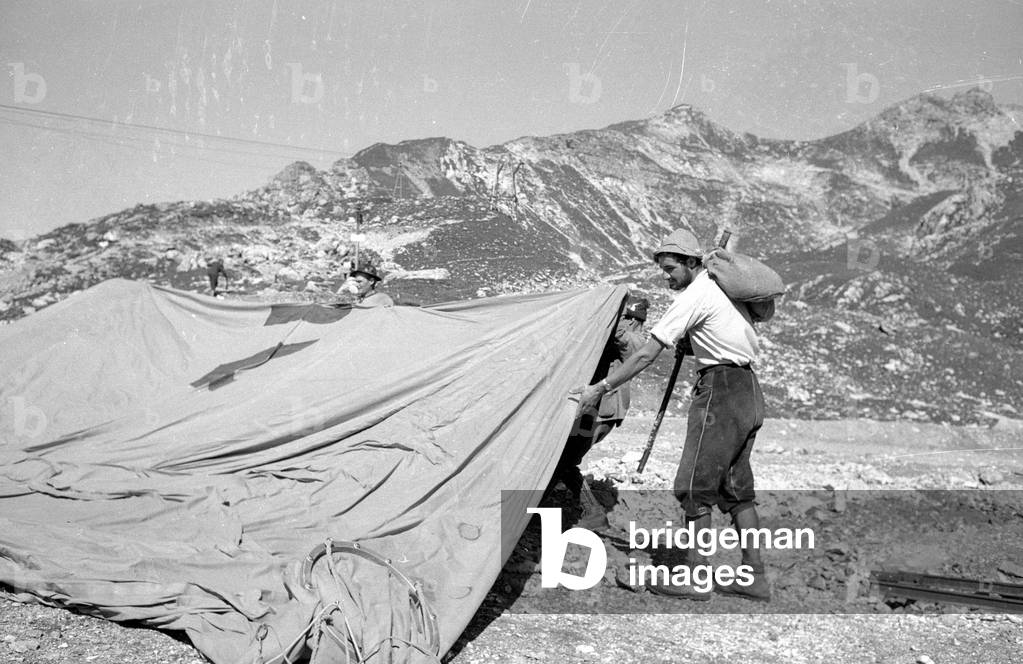 Preparations for the record flight of Alfred Eckert, 1959 (b/w photo)
