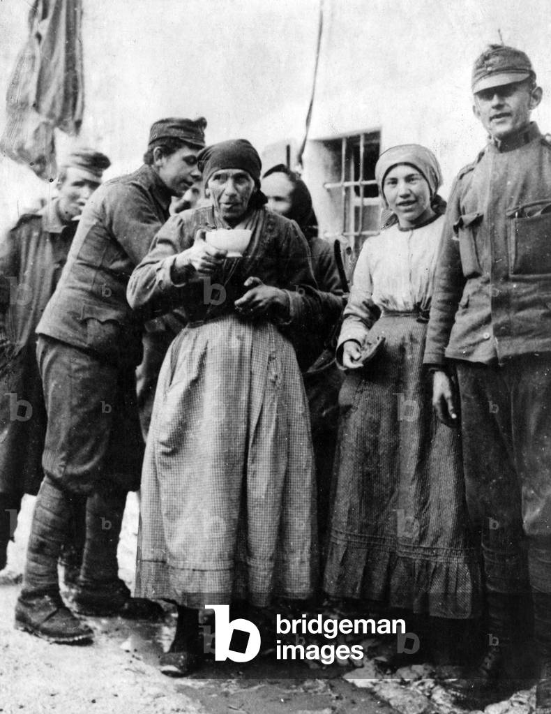 Food for the local Venetians, 1917 (b/w photo)