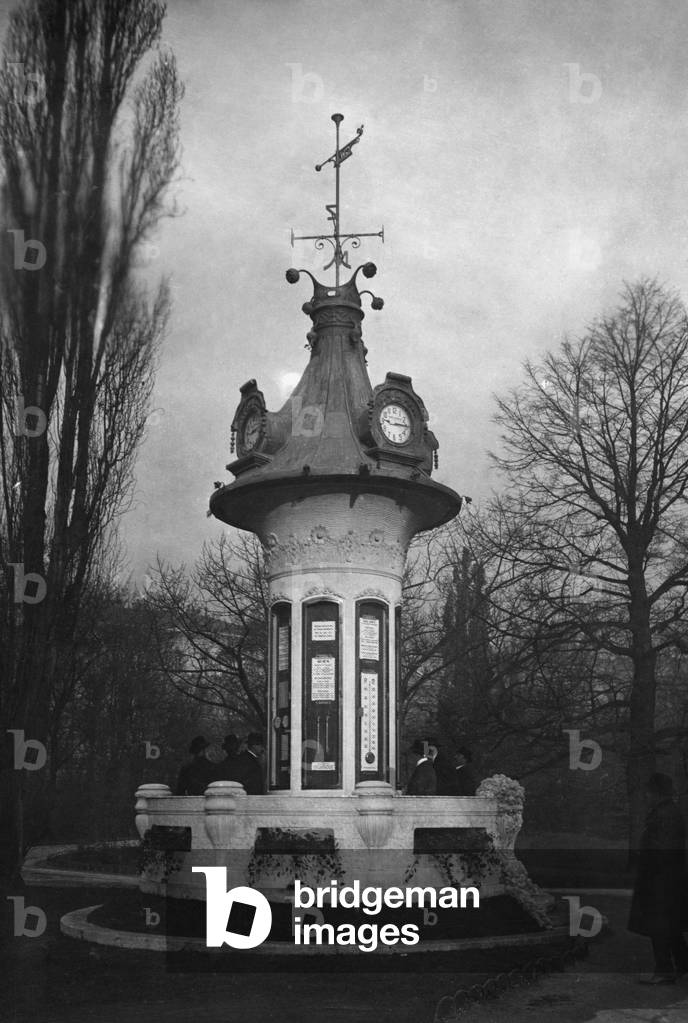 Weather house in Vienna, 1913 (b/w photo)
