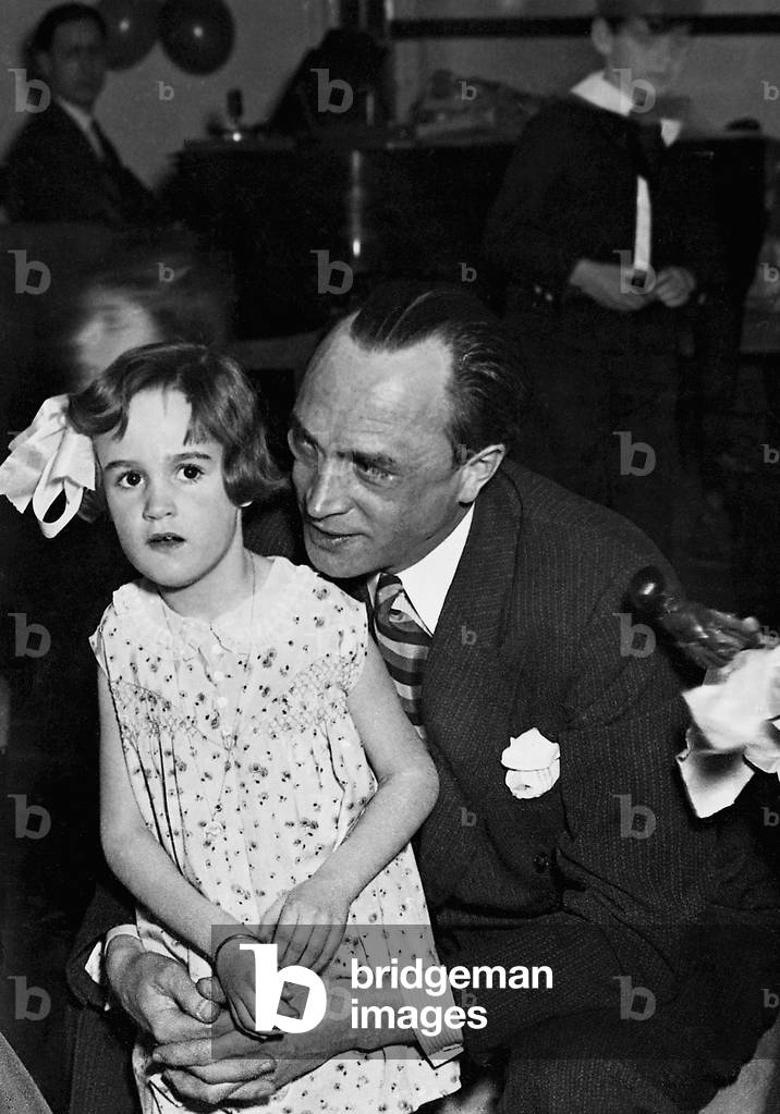 Conrad Veidt with his daughter (b/w photo)