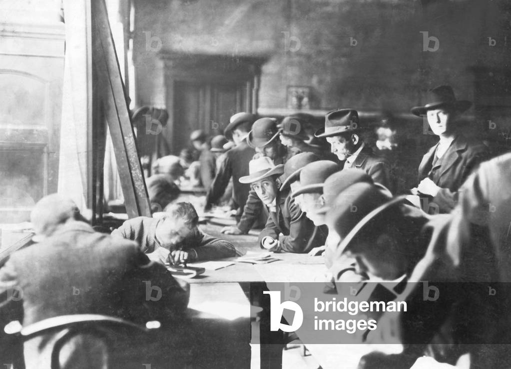Issue of control cards to locked out workers, 1907 (b/w photo)