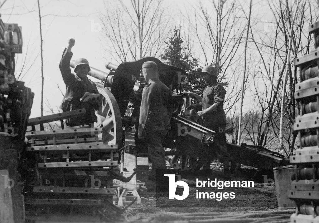 German artillery in WWII on the Eastern front, 1942 (b/w photo)