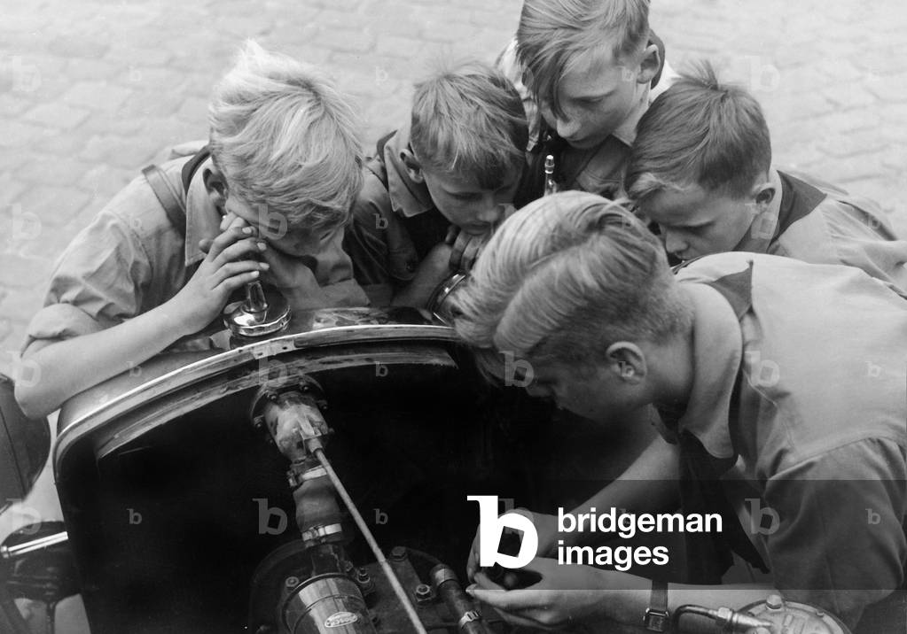 Pimpfe learn to replace a spark plug, 1935 (b/w photo)