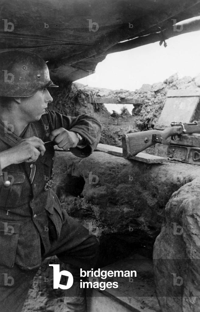 German soldier during combat on the Eastern front, 1942 (b/w photo)
