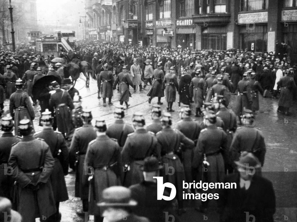 The police blocks a Reichsbanner rally, 1931