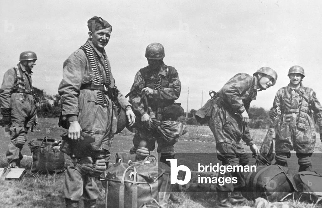 German paratroopers on the Eastern front, 1943 (b/w photo)
