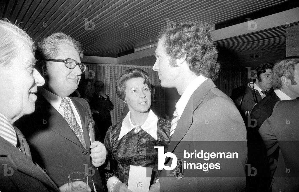 Hans-Jochen Vogel, Liselotte Vogel and Franz Beckenbauer at the celebration of the World Cup victory in Munich, 1974 (b/w photo)