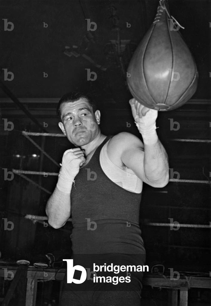 Adolf Heuser training at a punching bag, 1937 (b/w photo)
