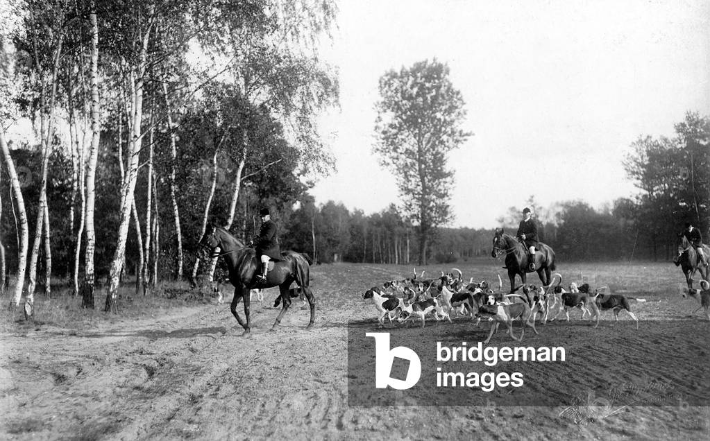Return from the hunt, 1913 (b/w photo)
