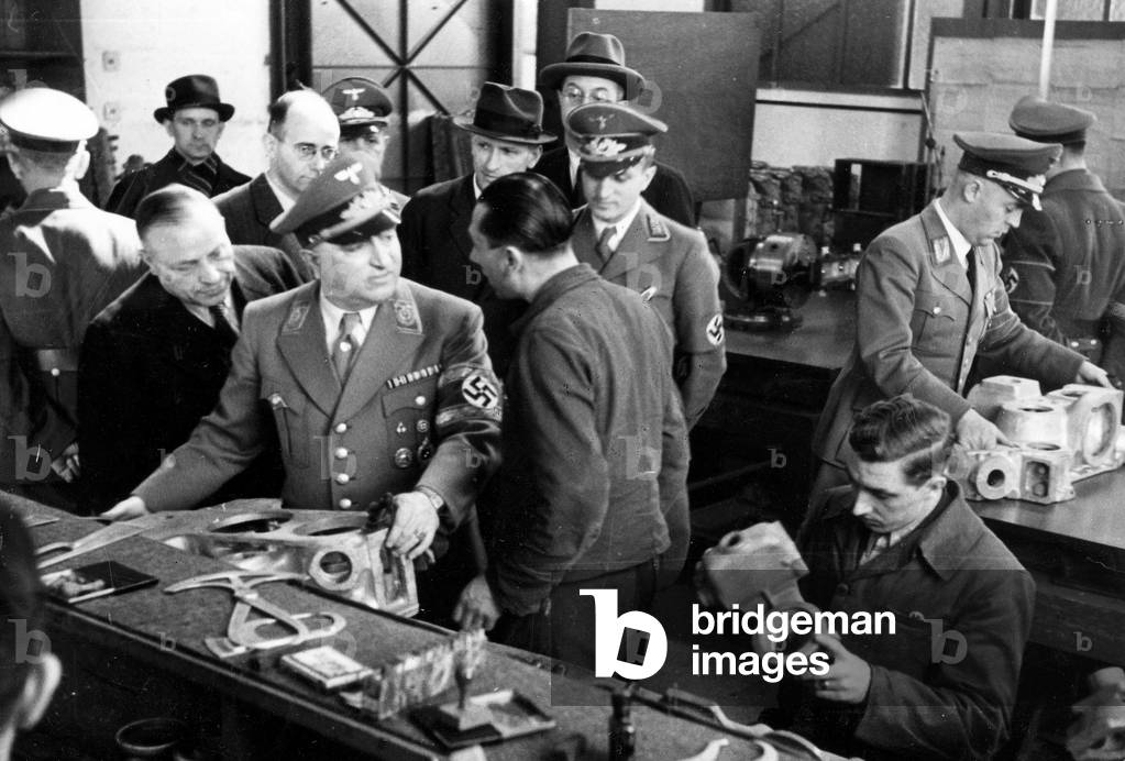 Robert Ley with workers (b/w photo)