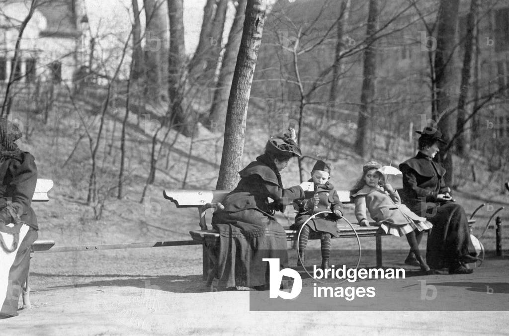 Governesses in Berlin, 1910 (b/w photo)