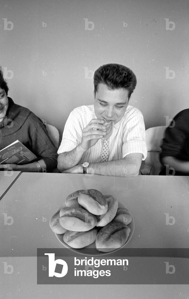 Breads compared in the physiology of nutrition at the Max Planck Institute in Dortmund, 1960 (b/w photo)