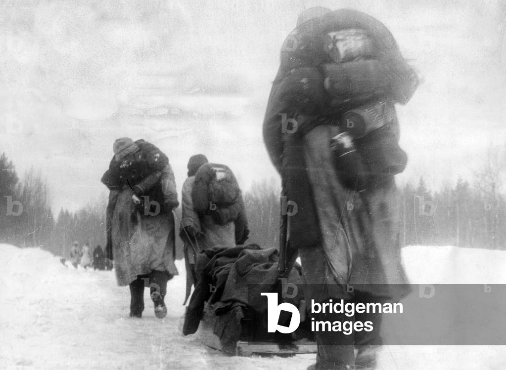 German infantry retreating on the Eastern Front, 1943 (b/w photo)