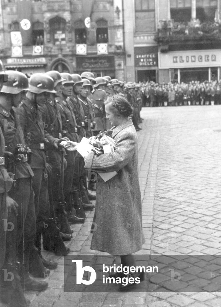 Reception of German soldiers after the end of the fights in Poland, 1939 (b/w photo)