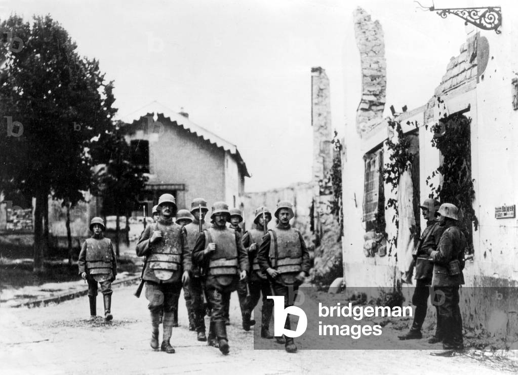 German soldiers with steel armor, 1918 (b/w photo)