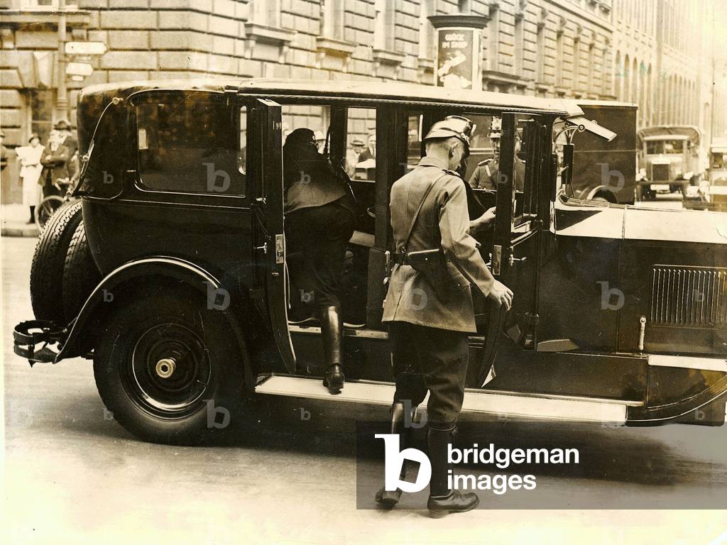 Search of a car through the Police, 1933 (b/w photo)