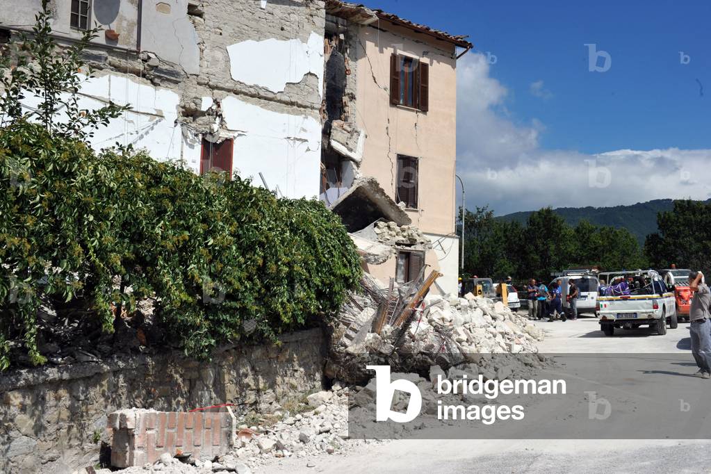 Destroyed buildings after a magnitude 6 earthquake in the village of Accumoli, 2016 (photo)
