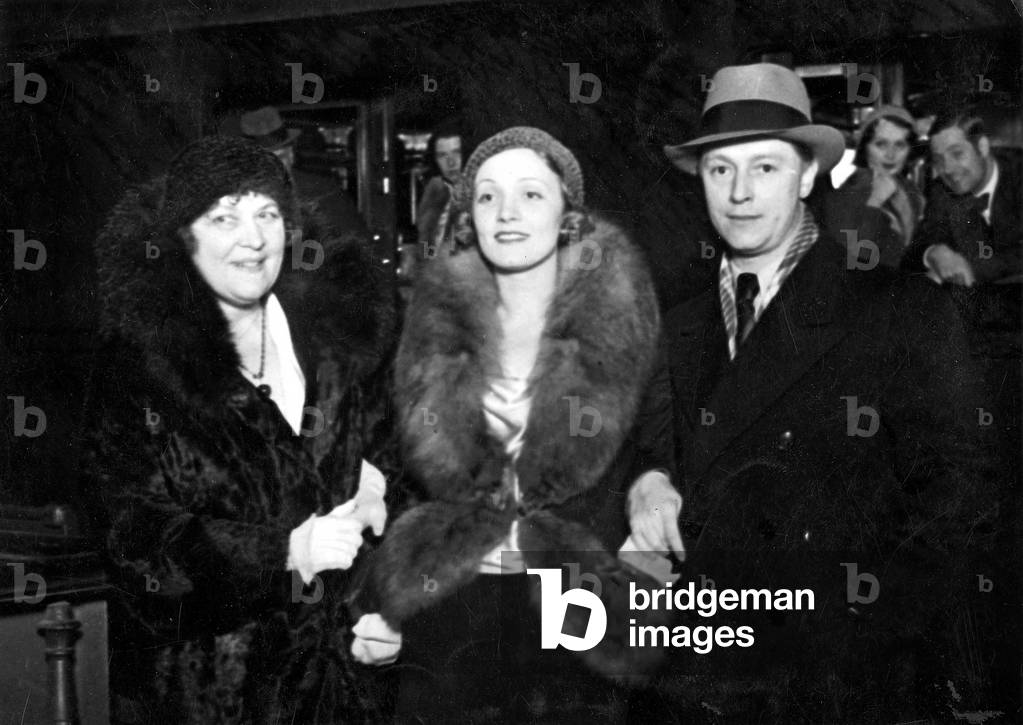 Marlene Dietrich with her mother and her husband, Rudolf Sieber, on the Zoo train station (Berlin) (b/w photo)