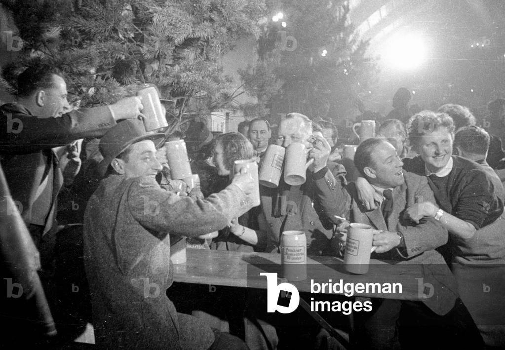Salvator serving on the Nockherberg in Munich, 1953 (b/w photo)
