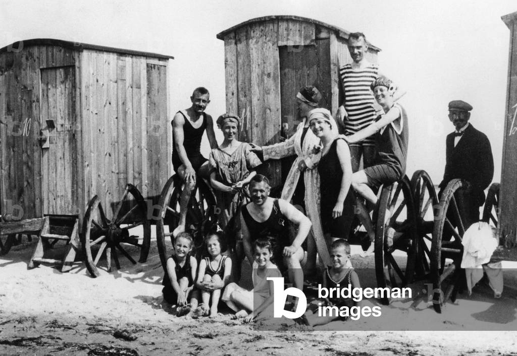 Bathers before bathing machines, 1910