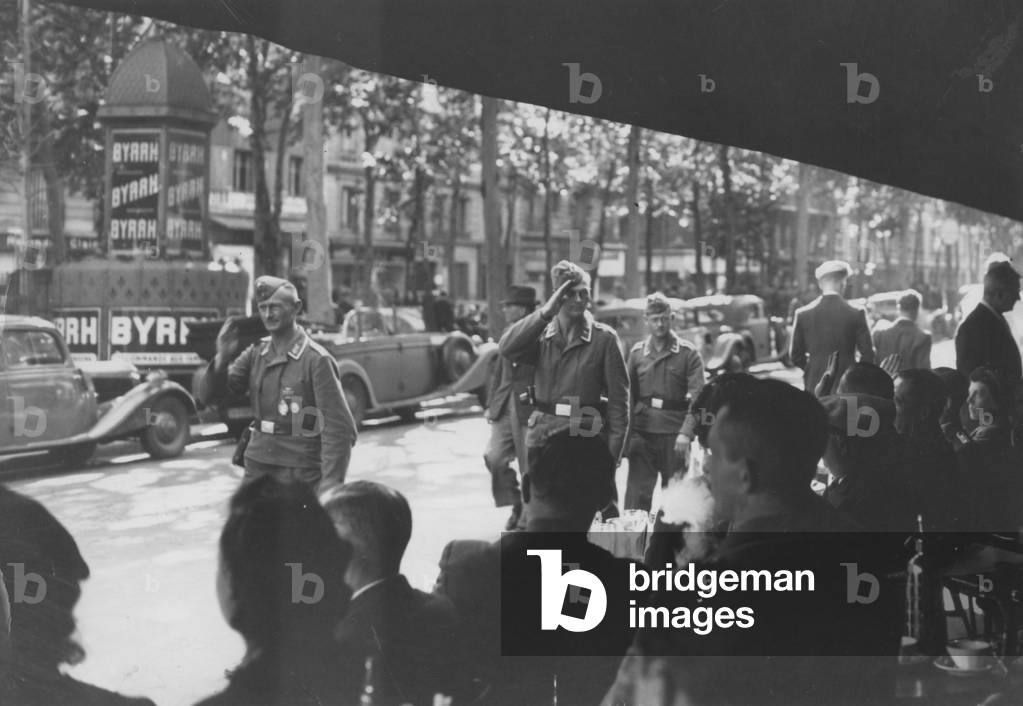 German soldiers in Paris, 1940 (b/w photo)