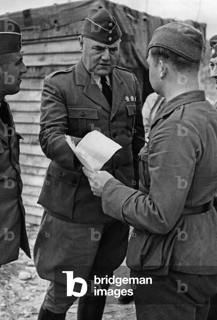 Colonel of the Condor Legion in conversation, Spain, 1939