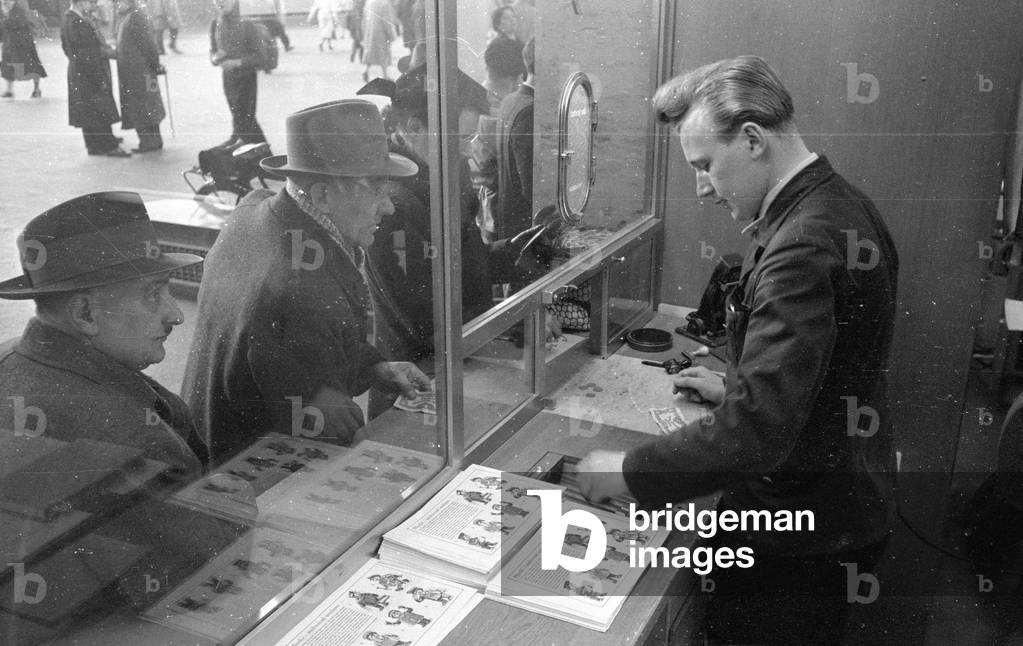 View of a ticket counter at Muenchen Hauptbahnhof (Munich main railway station), 1954 (b/w photo)