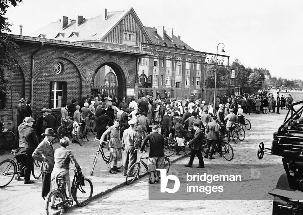 Factory closure at the Zeiss Ikon A.G. in Berlin, 1933 (b/w photo)