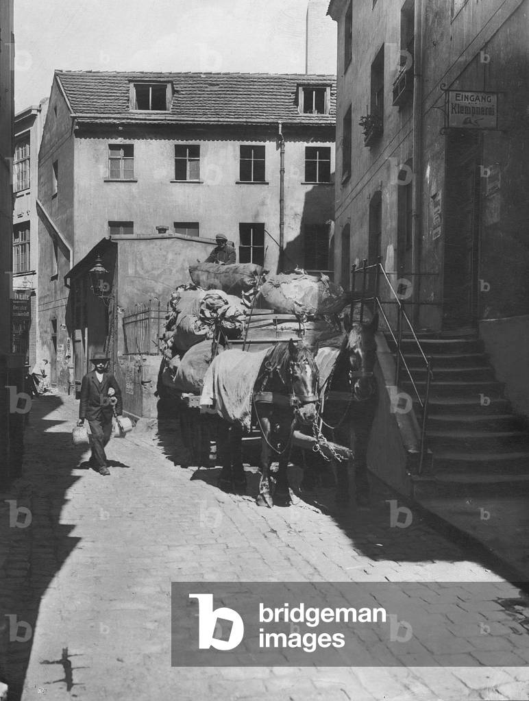 Horse and cart in Berlin, 1914 (b/w photo)