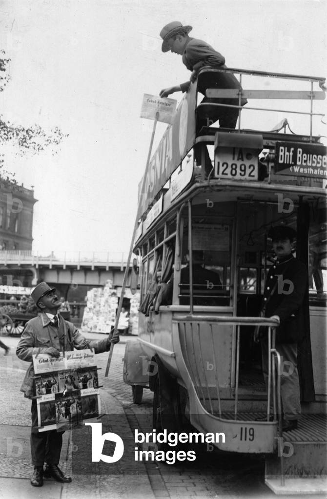 Newspaper vendor of the Scherl publishing house in Berlin, 1927 (b/w photo)