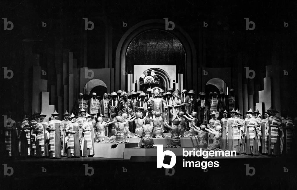 Final scene from a performance of the opera 'The Magic Flute' by Wolfgang Amadeus Mozart at the Berlin Kroll Opera, Germany, 1929 (b/w photo)