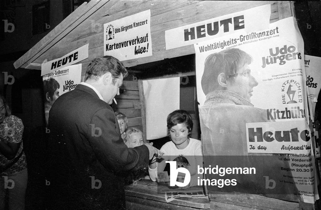Uschi Glas at Udo Juergens in Kitzbuehel, 1971 (b/w photo)