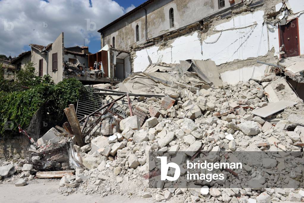 Destroyed buildings after a magnitude 6 earthquake in the village of Accumoli, 2016 (photo)