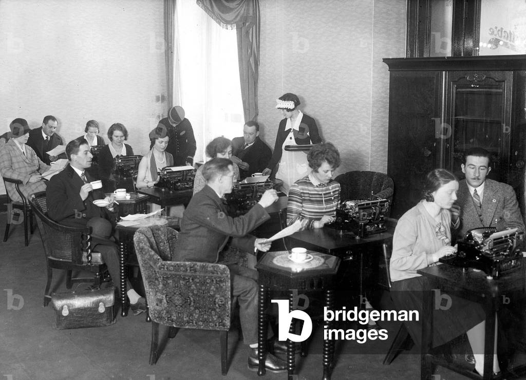 Typewriter room in a Berlin cafe, 1929 (b/w photo)