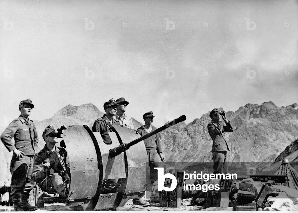 German soldiers with an anti-aircraft gun in WWII on the Eastern front, 1942 (b/w photo)