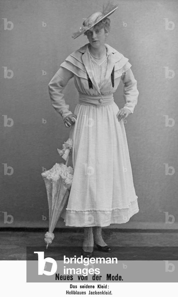 Women's fashion, 1916 (b/w photo)