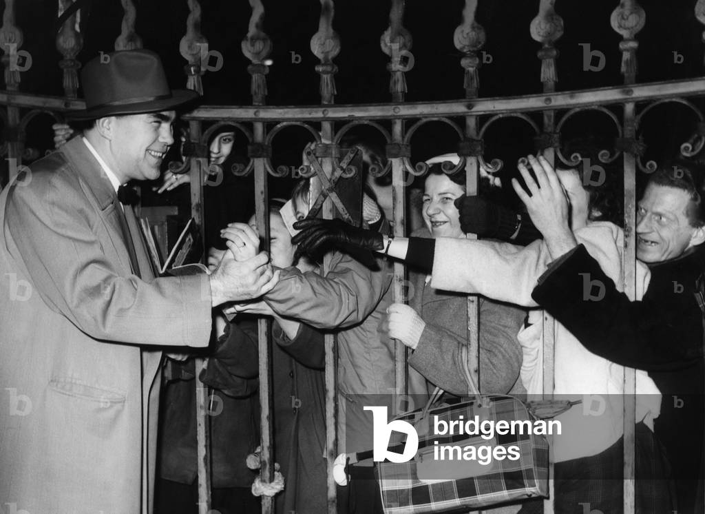 Max Schmeling signs autographs (b/w photo)