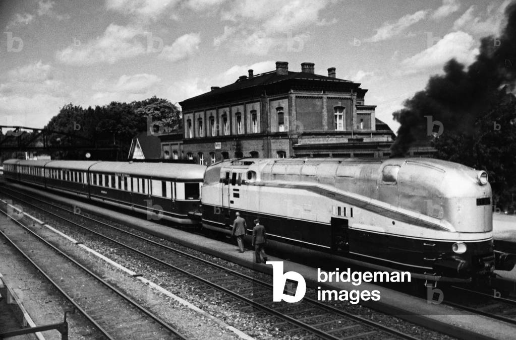 A streamliner, 1935 (b/w photo)