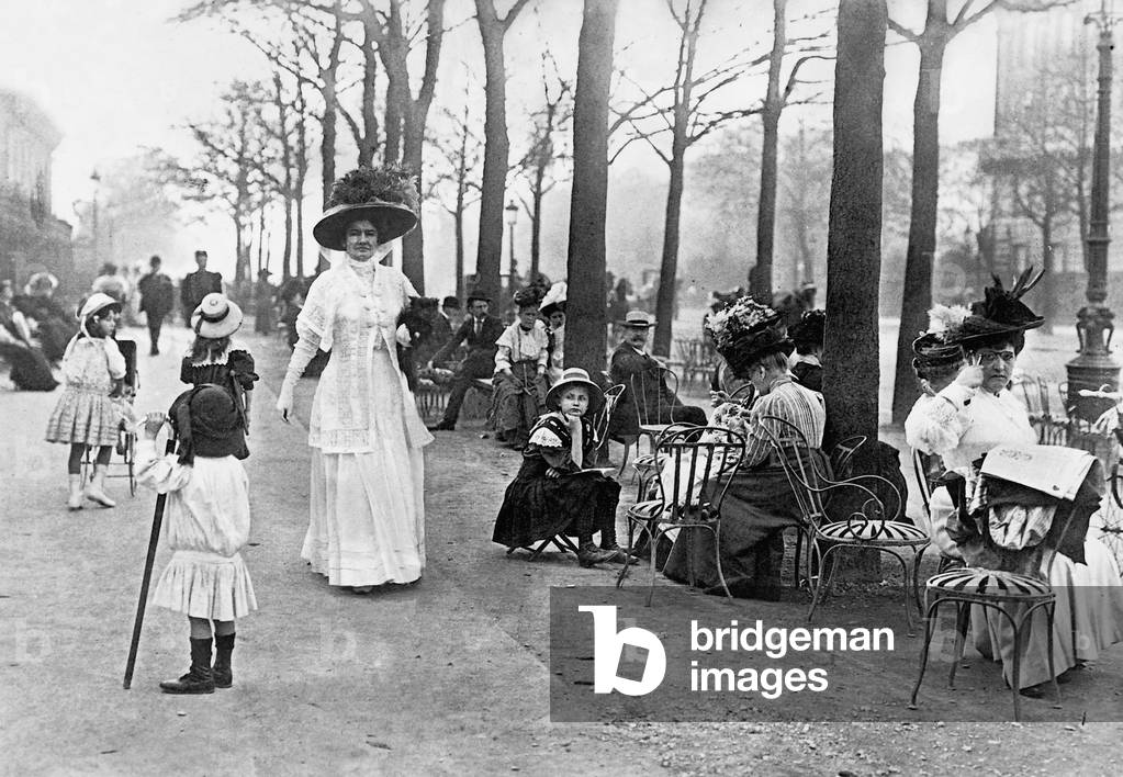 Avenue des Champs Elysees in Paris, 1908 (b/w photo)