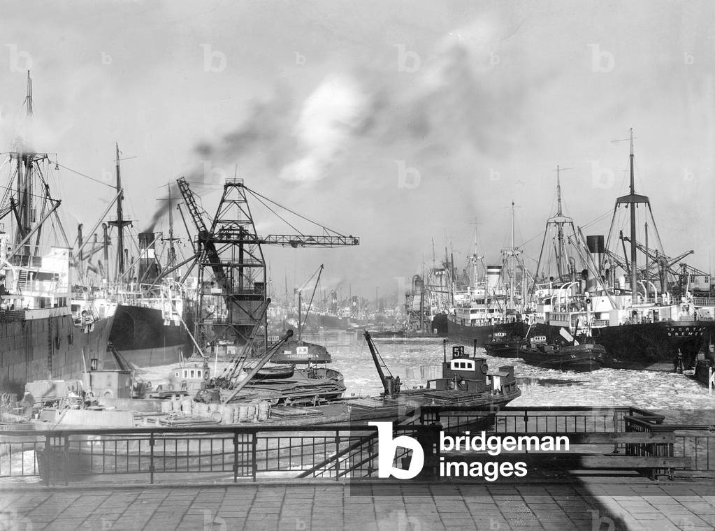 Free port of Bremen in winter, 1930 (b/w photo)