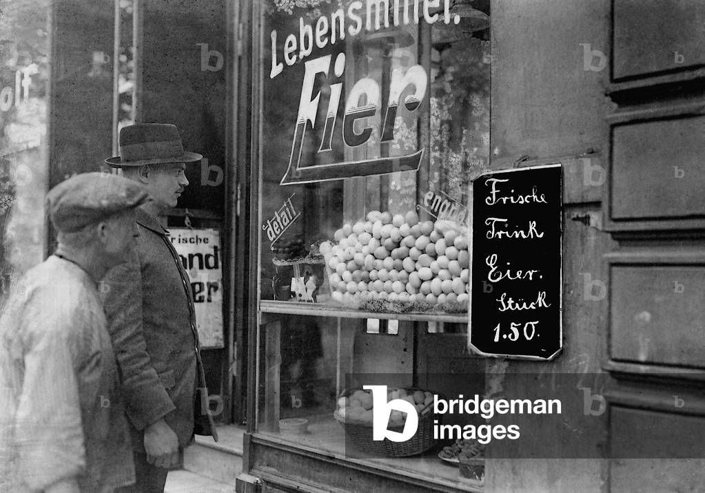 Berliner people before an egg store, 1919 (b/w photo)