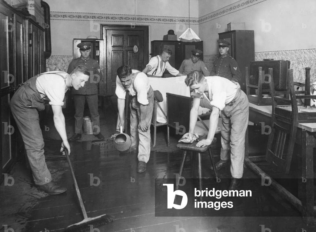 Saturday cleaning in a barracks of the Wehrmacht in the 30s (b/w photo)