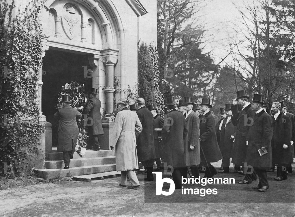 University rectors lay wreathes in Friedrichsruh during the Bismarck Celebrations of 1915 (b/w photo)