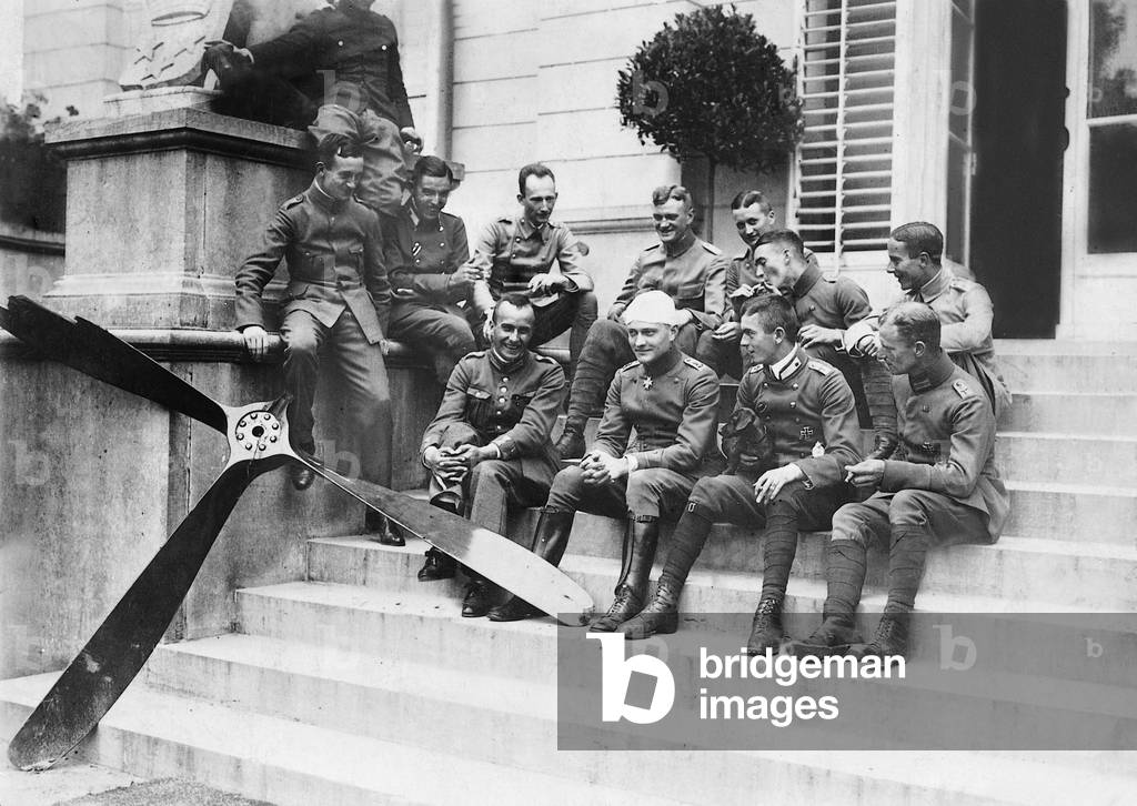 Manfred von Richthofen with fellow fighter pilots (b/w photo)