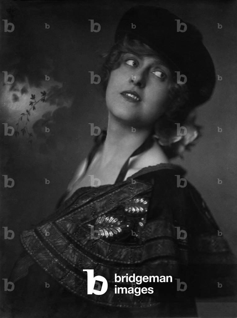 Portrait of a woman in the 20s (b/w photo)