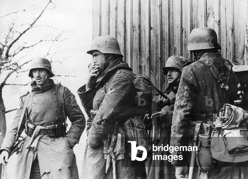 German soldiers in East Prussia, 1945 (b/w photo)