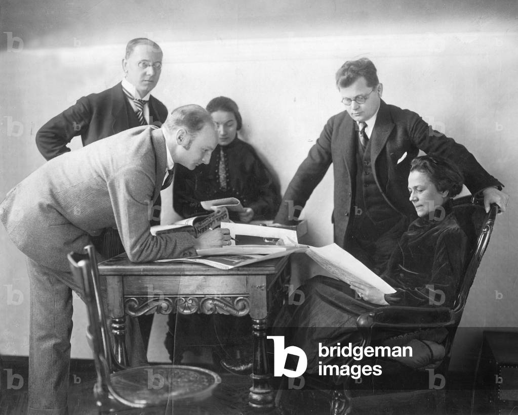 Gertrud Eysoldt with her actor team, 1921 (b/w photo)