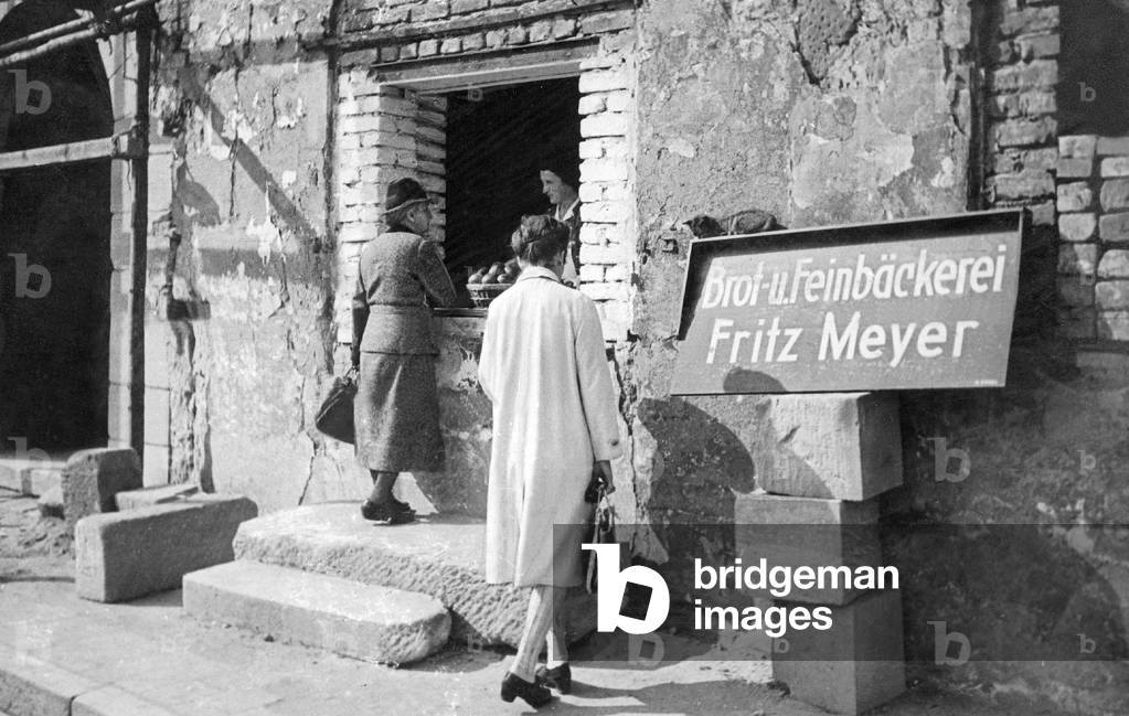 Bakery in a destroyed house in Munich, 1944 (b/w photo)