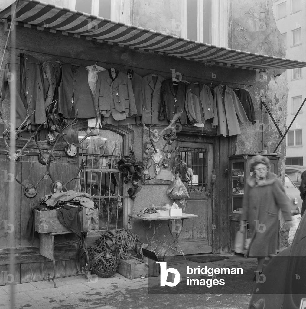 Small shop in Munich, 1960s (b/w photo)