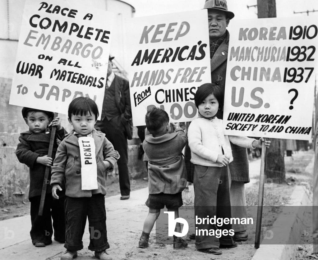 Demonstrating children in Long Beach in the USA, 1939 (b/w photo)